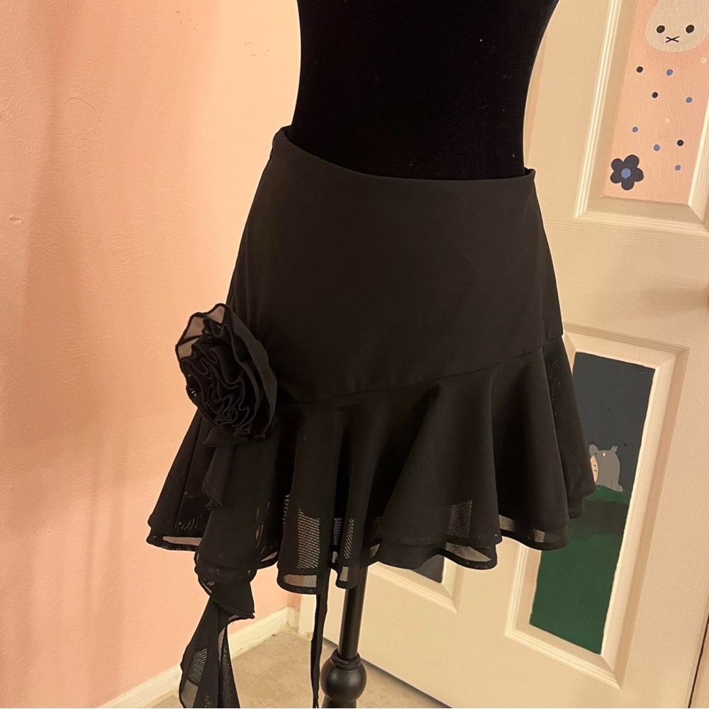 Chic Black Floral Accent Mini Skirt